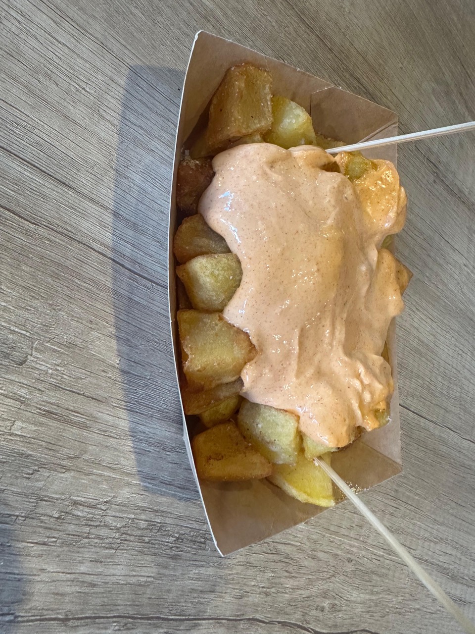 Patatas bravas, Foto real en Tiki Burger