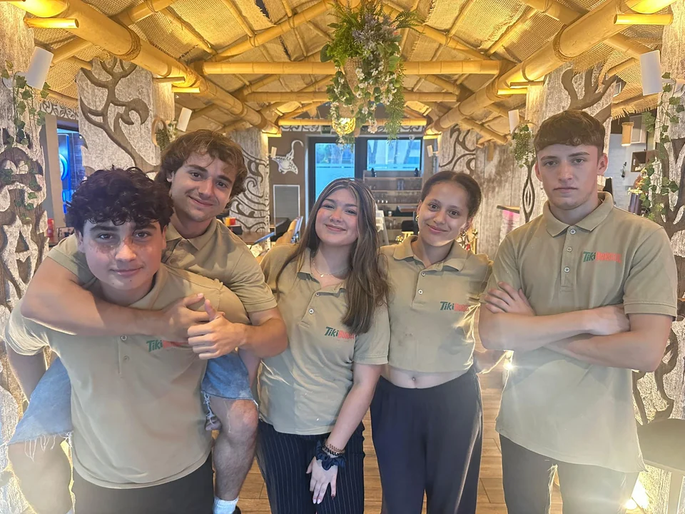 Equipo de Tiki Burger Blanes dentro del restaurante